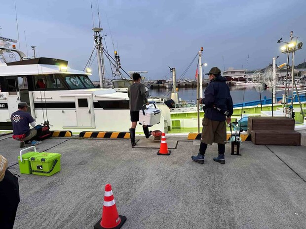 乗船は受付後、安全のための段取り。 &copy;釣りビジョン
