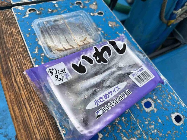 釣り座に配られるエサは2種類。 ©釣りビジョン