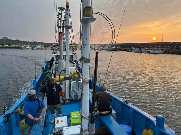 朝陽を背に出船！ &copy;釣りビジョン