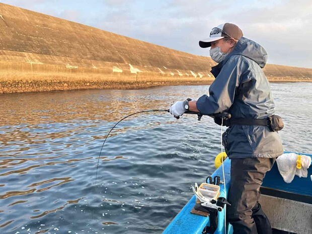 竿入れ早々、アタリが！ ©釣りビジョン