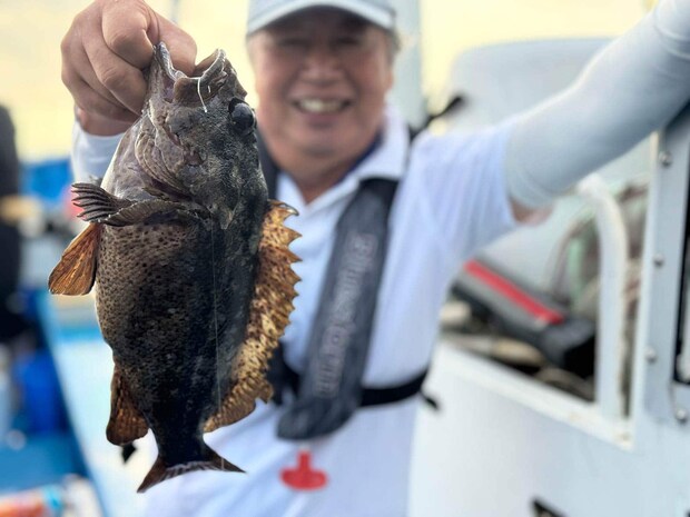 良型のムラソイに笑みが零れる。 ©釣りビジョン