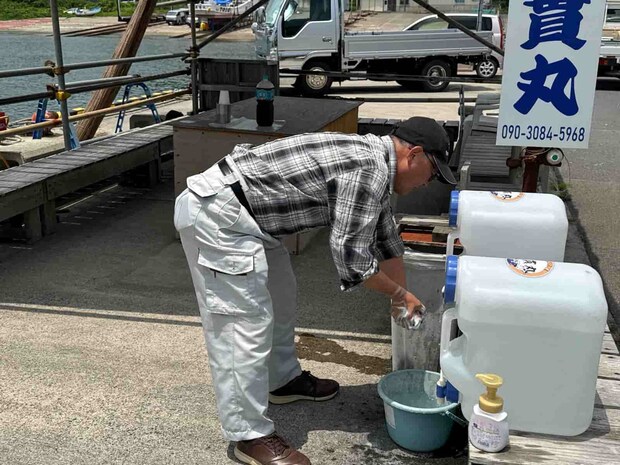 東屋のポリタンクで手を洗って…。 &copy;釣りビジョン