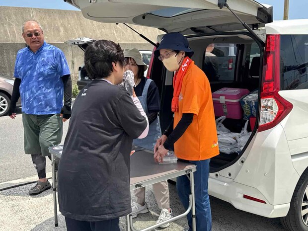 船宿のバンでお弁当を受け取る。 &copy;釣りビジョン