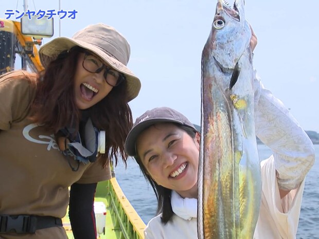 三石忍（左）と太田唯（右）。アタリに焦らず、深追いさせて喰わせるのが東京湾流！ポイントを掴みドラゴンGETだ！&copy;釣りビジョン