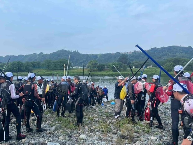 いよいよオトリ配布！やはり上流が人気か？！ ©釣りビジョン