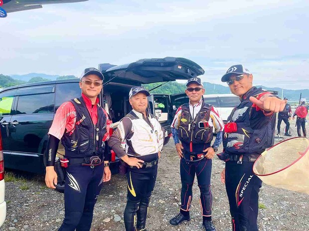 友人たちも気合いを入れてスタートだ！ ©釣りビジョン