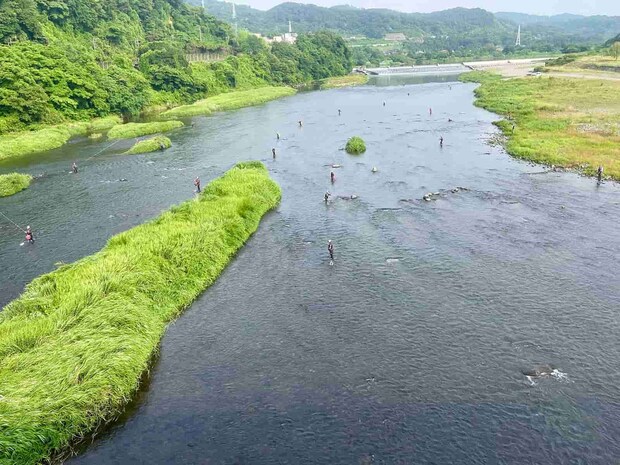 写真右側左岸ヘチの選手は入れ掛かりに！ &copy;釣りビジョン