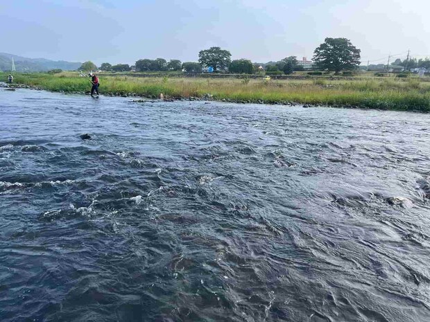 希望通りの場所に入れたが、鮎の気配は背中側…。 &copy;釣りビジョン