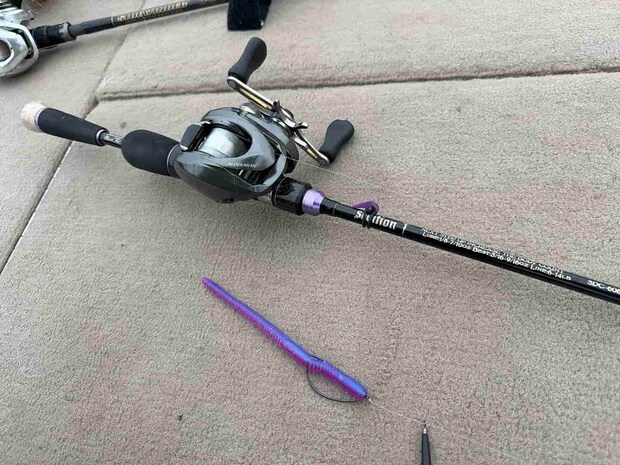 釣ったタックル。ロッドはSDC-605MMR-FTWブラッディ（セディション）、リールは16アルデバランBFS XG（シマノ）、ラインはR18フロロリミテッド 10Lb（クレハ）。 &copy;望月俊典