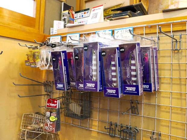 おすすめのジグやフックも販売されている。 &copy;釣りビジョン
