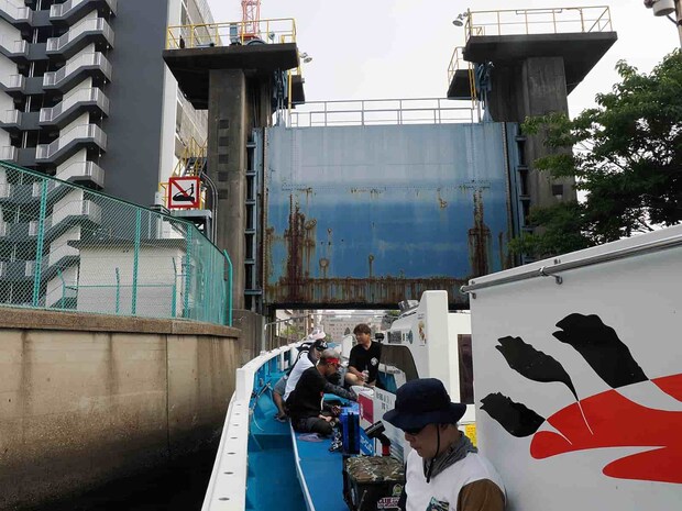 東京湾運河の風景らしい水門くぐり。 &copy;釣りビジョン