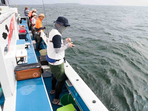 スタート直後からヒット。 &copy;釣りビジョン