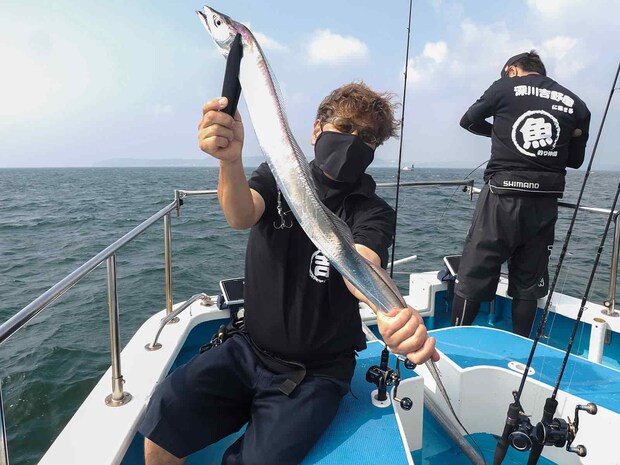 連続ヒットの常連さん。仲間から「バレろ」コール。たくさん釣れて余裕があるからこその楽しい雰囲気だ。 &copy;釣りビジョン