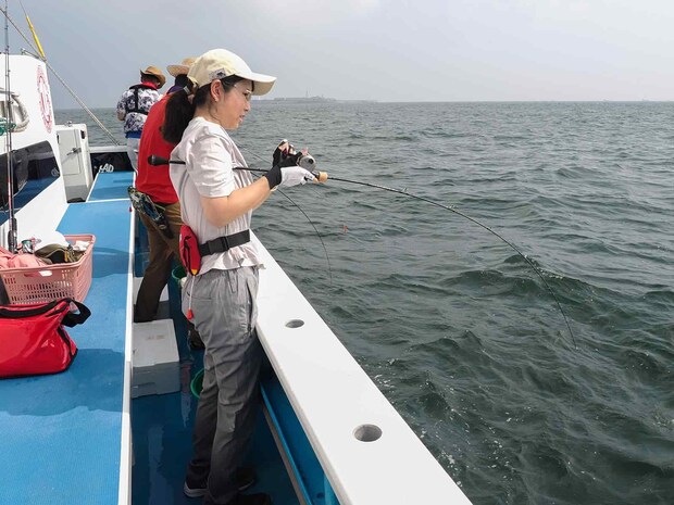 女性アングラーにヒット。 &copy;釣りビジョン