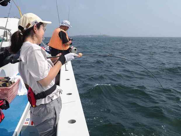 再びのヒットに、みんなで声援を送る。 &copy;釣りビジョン