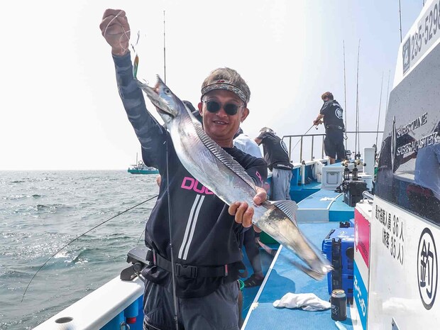 みなさんいい笑顔で楽しい船上だ。 &copy;釣りビジョン