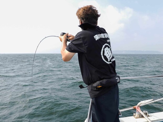 ミヨシで連続ヒット。 &copy;釣りビジョン