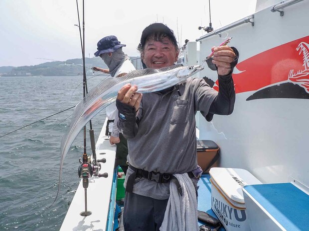 記者にもヒット！小型だけど嬉しい一尾。 &copy;釣りビジョン