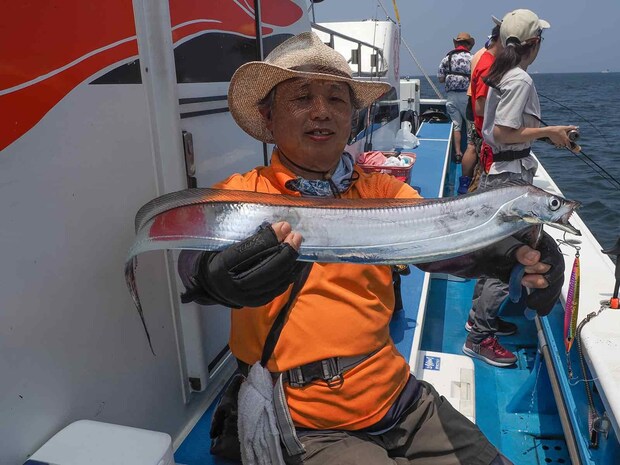 通常はエサ釣りが多い人もルアータチウオにハマったようだ。 &copy;釣りビジョン