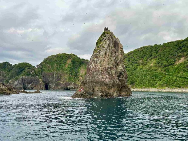 雲見と伊浜の中間に位置する「スズメ島」に渡礁した。 &copy;釣りビジョン