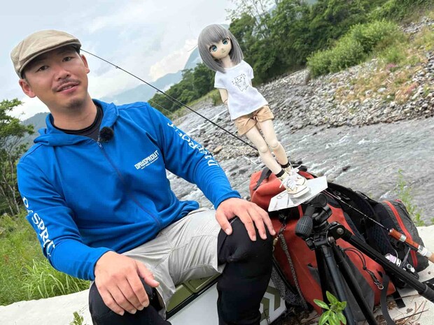 ゲリー小島と女形ドールの〝ホウセンカ〟ちゃん。木曽エリアをメインに活動し、ガイドも務めている。©釣りビジョン