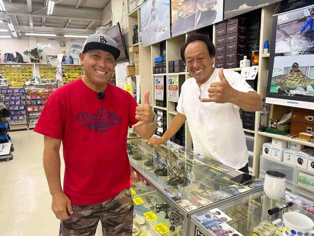 霞ケ浦水系で困ったらやはりこのお店。「潮来つり具センター」にお邪魔し、村田基さんから話を伺うことに。まだ水門が設置されていなかった頃（約50年前）の霞ケ浦水系の話や実績が高いシーバスポイント、またシーズナルパターン等を詳しく教えて頂いた。 ©釣りビジョン