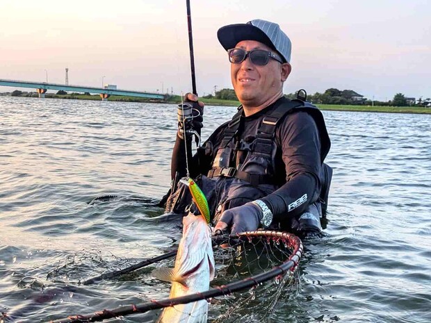 ラストはまさかのウェーディングスタイルで霞ケ浦水系シーバスに挑む。今回撮影した釣りは、ルアーや遠投できるタックルを用意していれば、バス釣りの合間にも絶対に楽しめるはず。シーバスファンはもちろん、ブラックバスファンにも観て欲しい内容だ。番組ではポイント情報など分かりやすく紹介しているので要チェック！！ ©釣りビジョン