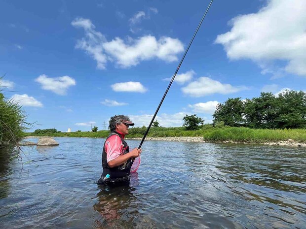 先輩は水深のある流れで丁寧な泳がせ！ ©釣りビジョン