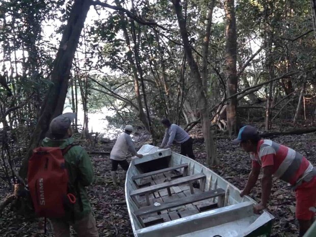 乾季のみ現れる湖ラーゴに辿り着くためには、時には道なき道・ジャングルを切り開き、ボートを陸地で運ばなければならない。ラーゴでは魚にプレッシャーを与えないように木の棒で操船するなど、アマゾン川ならではの原始的な姿も！©釣りビジョン