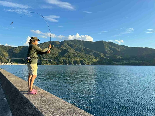 バスロッドでエギをキャストする語り部。個人的にはそんなに飛ばす必要はないと感じることが多い。 ©望月俊典