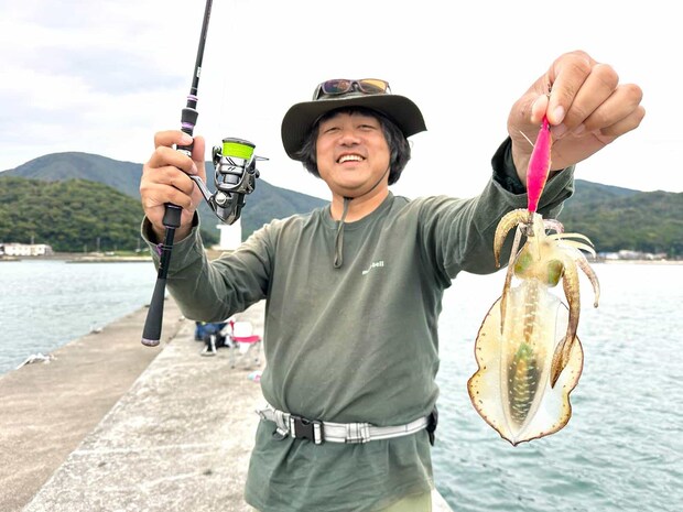 1投目で釣れたアオリイカ。9月よりもだいぶ成長している！ &copy;望月俊典
