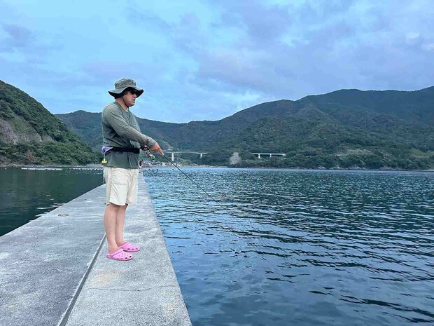 語り部的にはあまりエギを浮かせたくないというのもあって、アクションはロッドを下げて行うことが多い。素人なりの試行錯誤である。 ©望月俊典