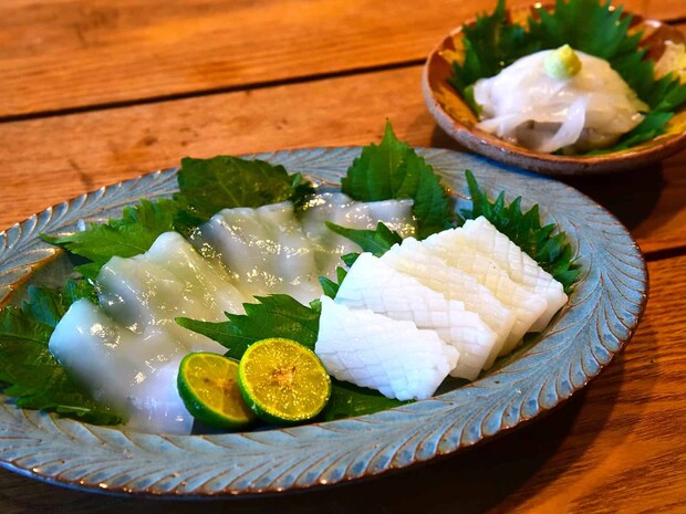 大きいアオリイカのボディはお刺身に。イカそうめん、薄造り、格子の湯霜造りにした。イカそうめんはアオリイカの旨み、甘さ、しっとりとした舌触りをじっくりと楽しめる。格子の湯霜造りは軽く湯掻いてあり、肉厚のアオリならではの食感が最高。 &copy;望月俊典