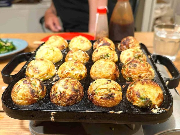 大きいアオリイカのゲソと目の周りの肉はタコ焼きならぬイカ焼きに。アオリのダシが染み出して、濃厚な身とダブルで美味しい。蒸し焼き状態になるので、旨みが逃げず繊細な食感が残る。ズバリ、タコ焼きより上。 &copy;望月俊典