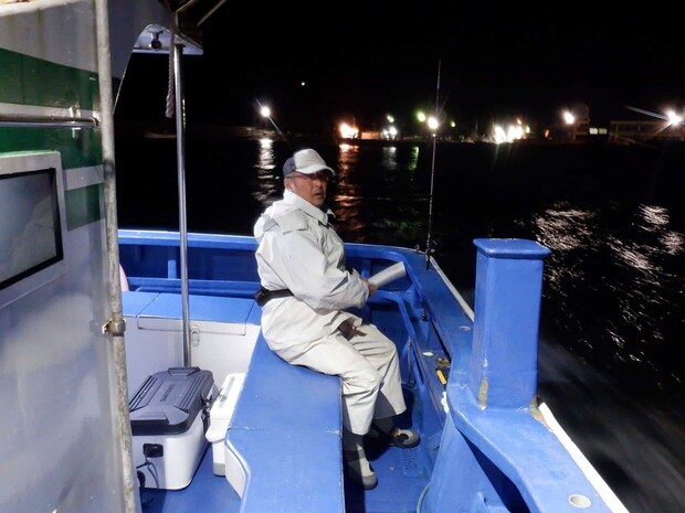 船に乗り込んだら早速釣り仕度開始。 &copy;釣りビジョン