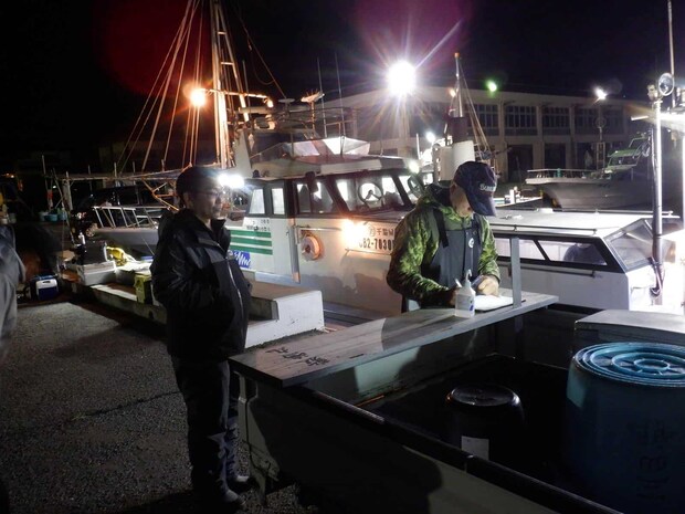 『第一敷嶋丸』前に止められた軽トラの荷台で受け付け。 &copy;釣りビジョン