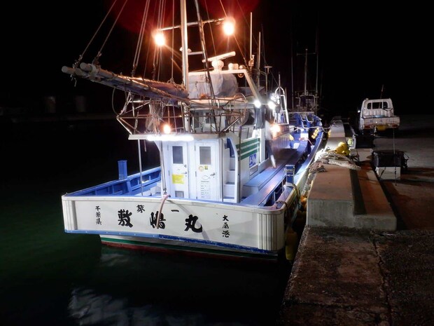 大型船の『第一敷嶋丸』に照明がついた。 &copy;釣りビジョン