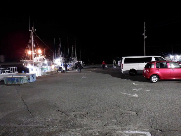 『第一敷嶋丸』の目の前が駐車場。 &copy;釣りビジョン