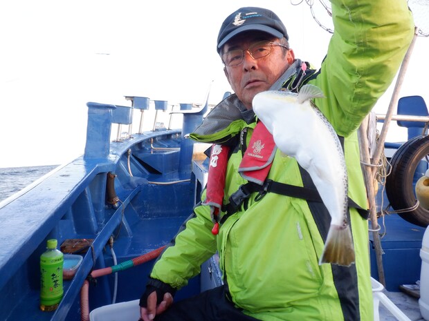 左舷ミヨシのエキスパートな釣り人。 &copy;釣りビジョン