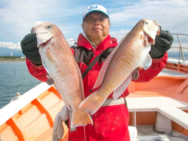 シロアマダイをこんな風にダブルで持つことは滅多にない。 &copy;釣りビジョン