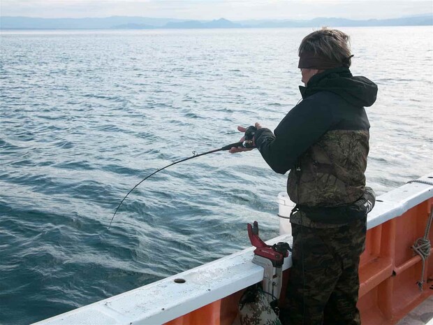 「アタッた！」とアワセのタイミングを待つ。 &copy;釣りビジョン