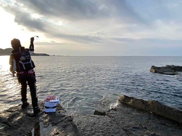 朝マヅメ。今日はどんな魚に出合えるのか？楽しみな時間帯だ！&copy;釣りビジョン