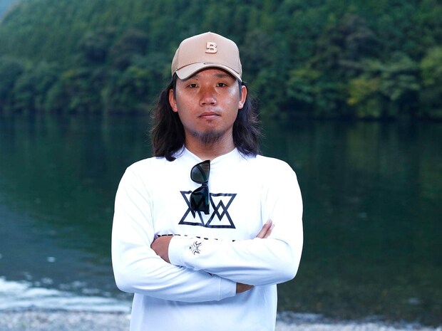 〝新世代バスアングラー決戦〟となった「DIVISION3」を突破したのは、西のデカバスハンター・三原直之。惜しまれながら2023年をもって「JB TOP50」を引退したが、過去に開催された七色ダム戦で優勝経験があるなど、実力は折り紙つき。サイトの達人として知られるが、ビッグベイトやトップウォーターなど、ストロングな釣りも得意としている職人肌のアングラーだ。