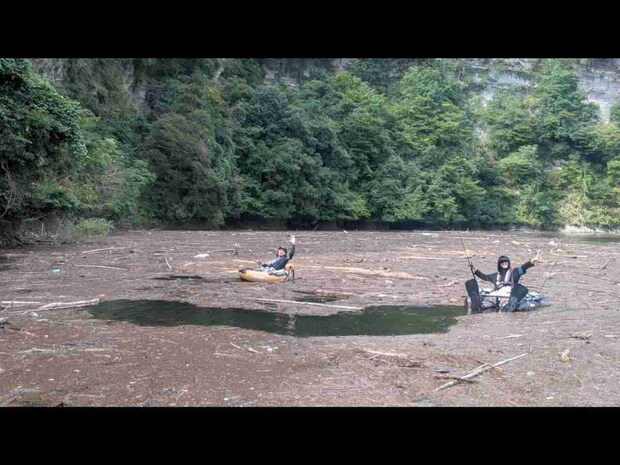 ウッドチップだらけの道なき道を切り開く、明徳（左）とIKE（右）。