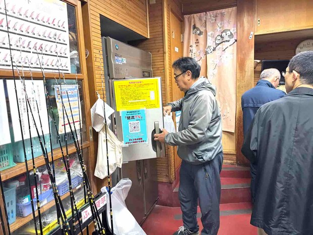 氷を購入したら冷凍庫から受け取る。 &copy;釣りビジョン