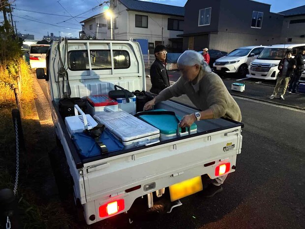 クーラーやバッカンは軽トラで運んで貰う。 &copy;釣りビジョン
