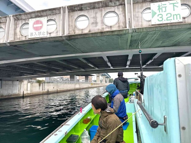 出港後は橋をくぐるので竿は寝かせて。 &copy;釣りビジョン