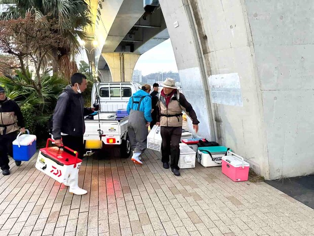 届いた荷物を受け取り、乗船する。 &copy;釣りビジョン