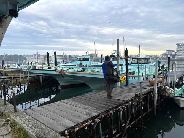 船着き場へは徒歩2分ほど。 &copy;釣りビジョン