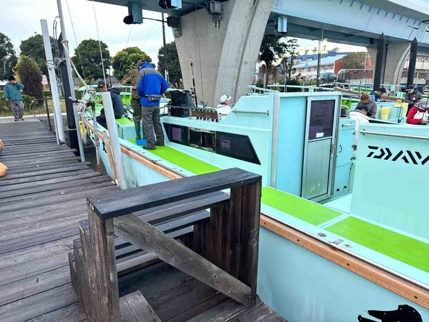 乗船はステップから安全に。 &copy;釣りビジョン